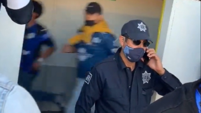 Επεισόδια στο Μεξικό: Αστυνομικός μιλούσε αμέριμνος στο τηλέφωνο την ώρα που πίσω του έτρεχαν χούλιγκαν (vid)