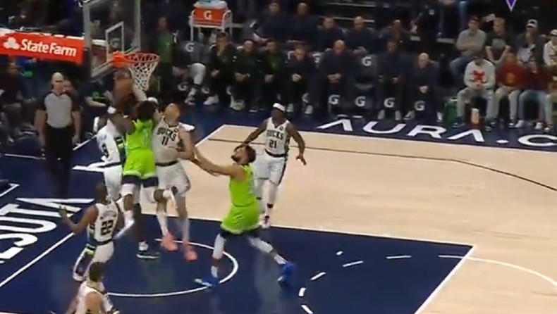 Τίμπεργουλβς - Μπακς: Ο Μπρουκ Λόπεζ «κατεδάφισε» τον Έντουαρντς (vid)