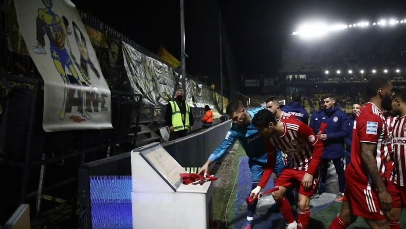 Άρης - Ολυμπιακός: Λουλούδια από τους παίκτες του Ολυμπιακού για τον Άλκη (vid)