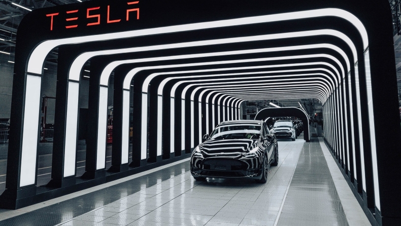 Tesla: Βγήκαν τα πρώτα αυτοκίνητα από το εργοστάσιο της Γερμανίας