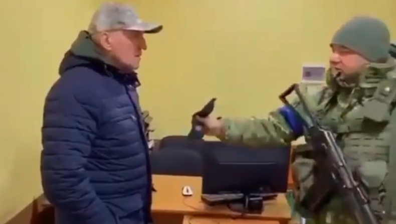 Ουκρανός στρατιώτης πέταξε πουγκί με «30 αργύρια» στον Λευκορώσο πρέσβη (vid)