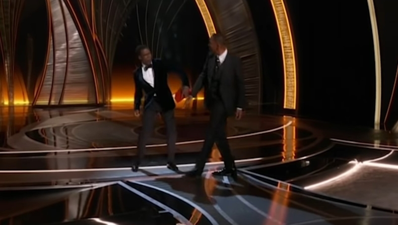 Ο Γουίλ Σμιθ «παίζει» να αναγκαστεί να επιστρέψει το Όσκαρ που κέρδισε λόγω της μπουνιάς (vid)