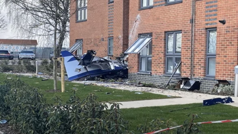 Σοκαριστικό ατύχημα στην Αγγλία: Αεροπλάνο «καρφώθηκε» στην είσοδο πολυκατοικίας (vid)