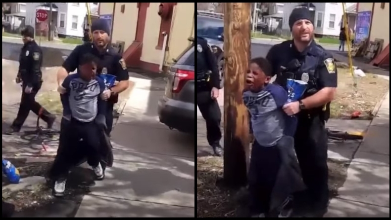 Ντροπιαστικό video: Συνέλαβαν 8χρονο γιατί έκλεψε ένα σακουλάκι πατατάκια (vid)
