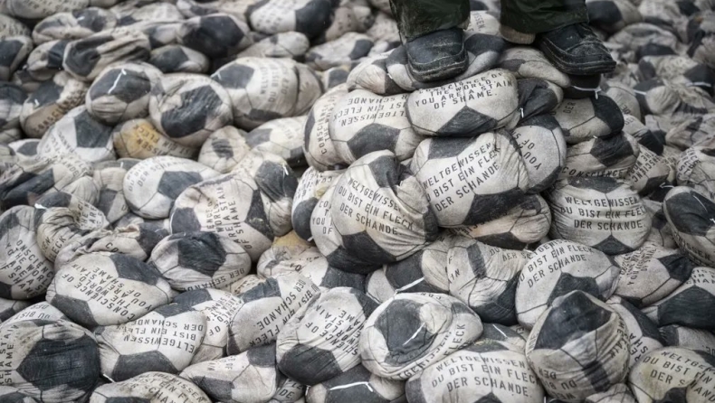 Καλλιτέχνης τοποθέτησε 6.500 ξεφούσκωτες μπάλες έξω από τα γραφεία της FIFA σε ένδειξη διαμαρτυρίας για τους θανάτους μεταναστών εργατών