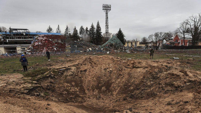 Ντέσνα Τσερνίχιβ: Σοκάρουν οι εικόνες μετά τον βομβαρδισμό του γηπέδου της (vid)