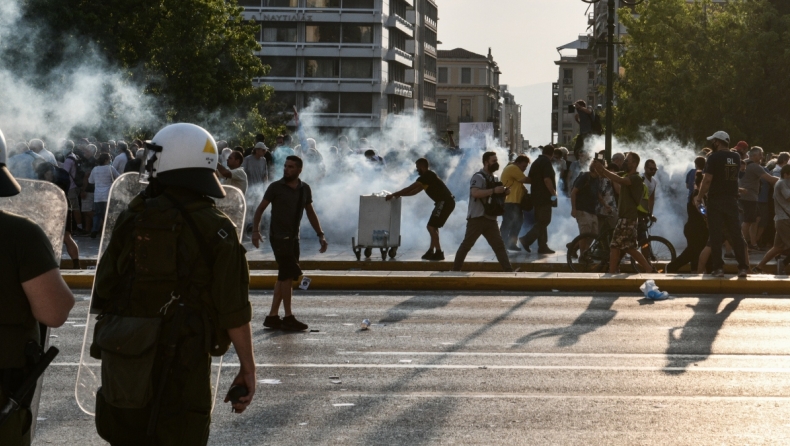 Ένταση σε πορεία στο κέντρο της Αθήνας με τραυματίες αστυνομικούς