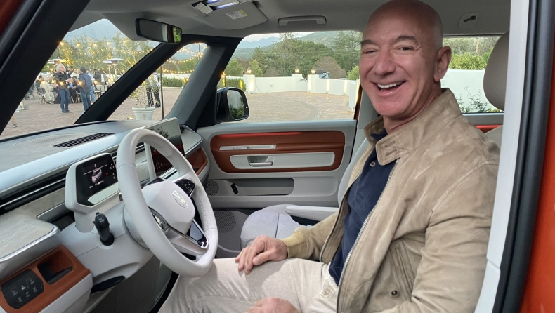 Τζεφ Μπέζος: Στο τιμόνι του Volkswagen ID. Buzz