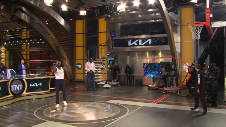 NBA: Ο Τζαμάλ Κρόφορντ έκανε... κομμάτια την κάμερα στο πλατό του TNT και ο Σακίλ τον «κάρφωσε» (vid)