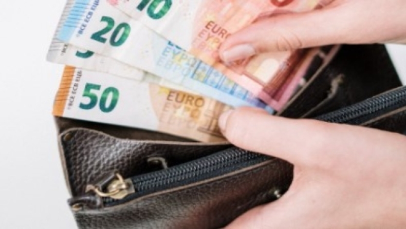 Πώς διαμορφώνεται ο νέος κατώτατος μισθός: Τι αλλάζει για το επίδομα ανεργίας και τι ισχύει με τις τριετίες