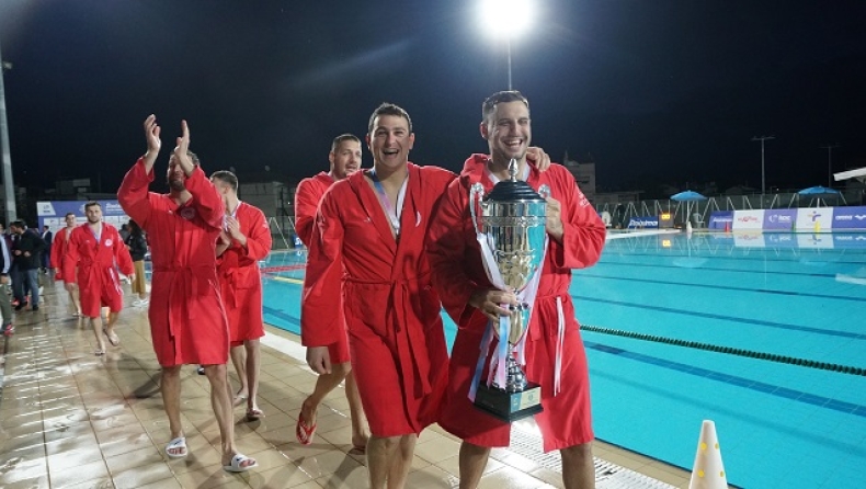 Ολυμπιακός: Η απονομή της κούπας στους παίκτες του Βλάχου (vid)