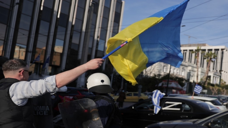 Παράλληλες πορείες Ουκρανών και Ρώσων στο κέντρο της Αθήνας: Χειρονομίες και το γράμμα «Ζ» σε αυτοκίνητα