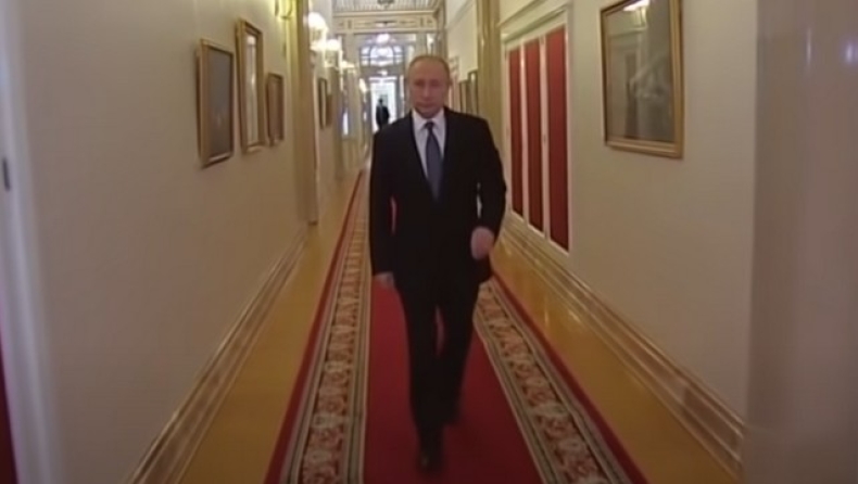 «Το βάδισμα του πιστολέρο»: Γιατί ο Βλαντιμίρ Πούτιν περπατά πάντα με το δεξί χέρι κολλημένο πάνω του