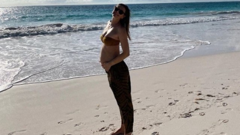 Σαράποβα: Ανακοίνωσε ότι είναι έγκυος από την παραλία τρώγοντας τούρτα για... δύο 