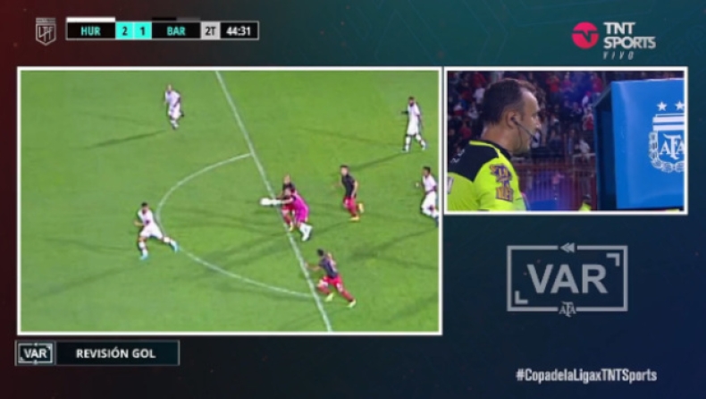 VAR και… παράνοια στην Αργεντινή: Ακυρώθηκε γκολ για χέρι του κίπερ εκτός περιοχής κι από το φάουλ σκόραρε η αντίπαλος στο 90+4’! (vid)