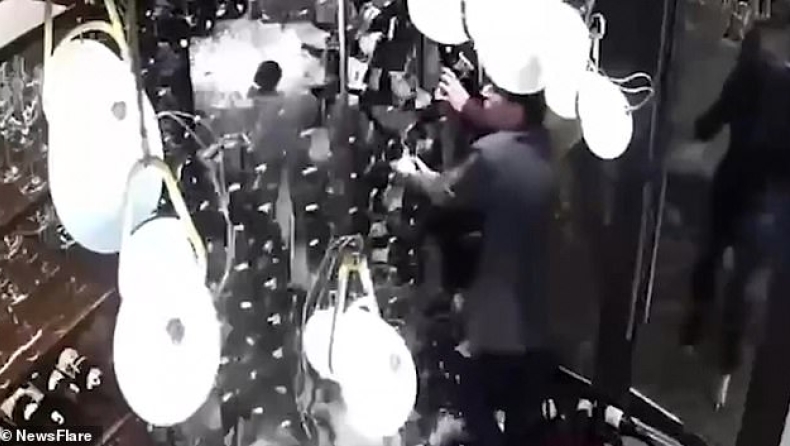 Απίστευτη γκάφα: Πήγαν να βγάλουν ένα κρασί, αλλά έσπασαν μπουκάλια αξίας 13.000 (vid)