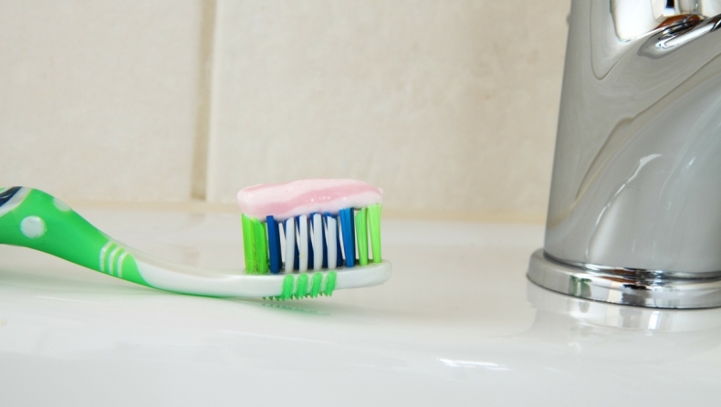 Να γιατί η οδοντόβουρτσα έχει διαφορετικό χρωματισμό: Το life hack που δεν γνωρίζαμε