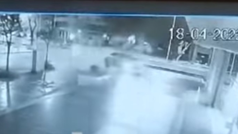 Βίντεο ντοκουμέντο: Έκαναν κόντρες και το αυτοκίνητο μπήκε στη βιτρίνα (vid)