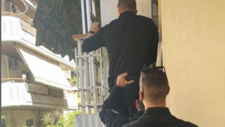 Άνδρες της ΔΙ.ΑΣ. σκαρφάλωσαν σε μπαλκόνι για να σώσουν ηλικιωμένη 