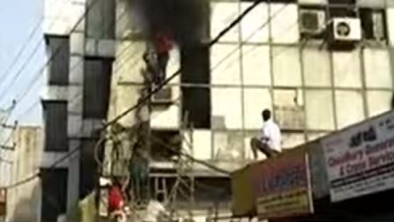 Τουλάχιστον 27 νεκροί και 40 τραυματίες από πυρκαγιά σε τετραώροφο κτίριο στο Νέο Δελχί