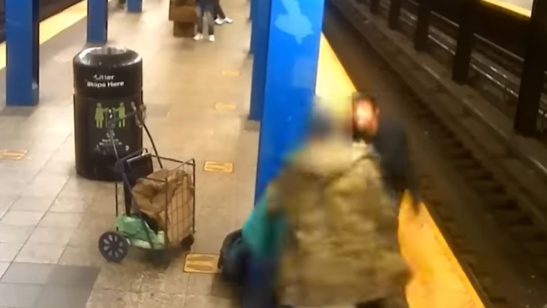 Άγριο ξύλο στο μετρό του Μπρούκλιν ανάμεσα σε δύο άντρες που έπεσαν στις γραμμές (vid)