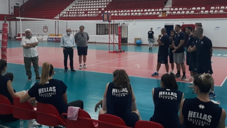 Στην προπόνηση της Εθνικής γυναικών ο Καραμπέτσος
