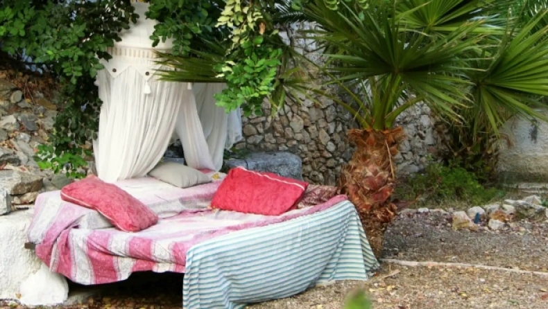 Ανάρπαστο στο Airbnb: Το δωμάτιο χωρίς ταβάνι στην Κρήτη που νοικιάζεται για 50 ευρώ το βράδυ