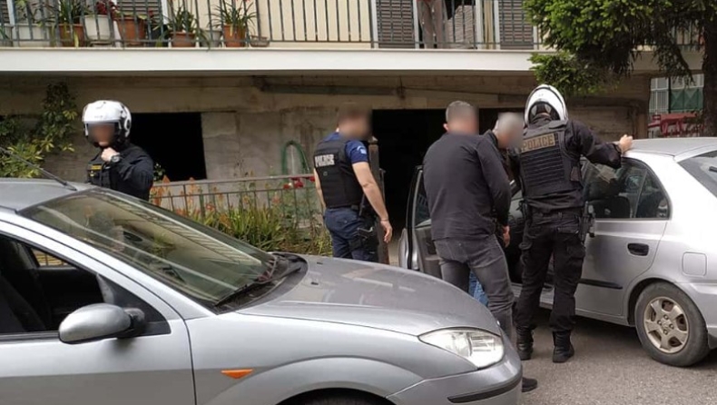 Αγρινιώτης βγήκε στο μπαλκόνι και απείλησε γείτονα με καραμπίνα επειδή πάρκαρε έξω από το σπίτι του