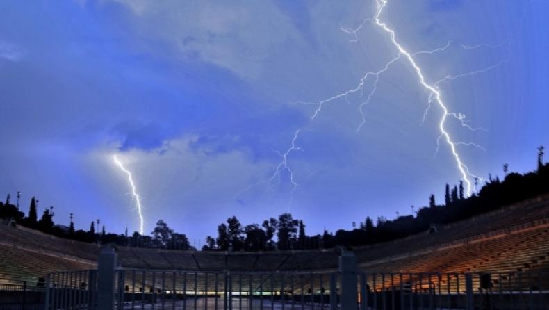 Ξεκίνησε η ραγδαία μεταβολή του καιρού: Βρέχει καταρρακτωδώς στην Αθήνα