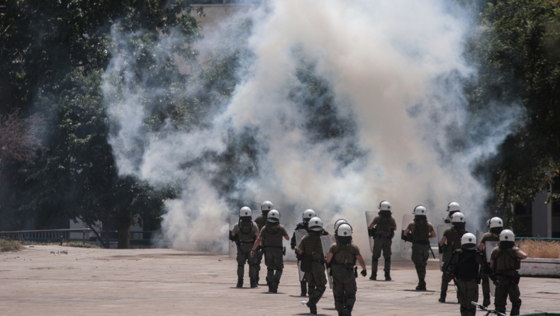 Η Αστυνομία ρίχνει ευθύνες στους φοιτητές για τα επεισόδια στο ΑΠΘ: «Μας επιτέθηκαν» (vid)