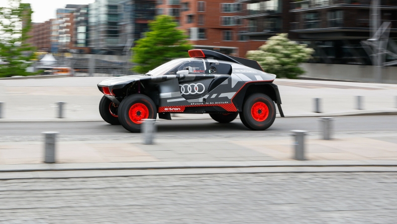Audi RS Q e-tron: Ένα θηρίο του Ράλλυ Ντακάρ στο κέντρο του Αμβούργου (vid)