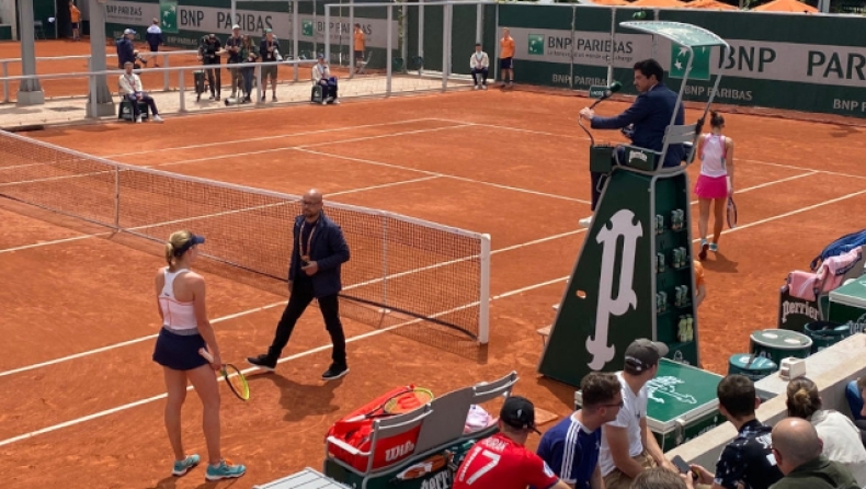Roland Garros: Η Μπέγκου παραλίγο να χτυπήσει παιδί με την ρακέτα της, αλλά δεν αποβλήθηκε (vid)