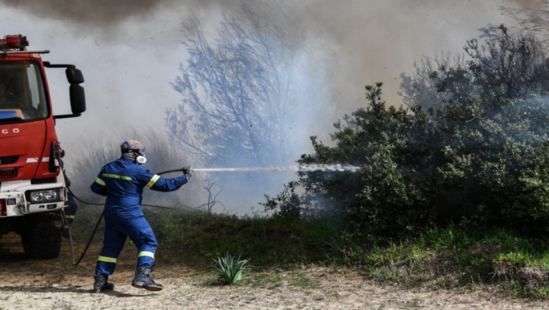 Μεγάλη φωτιά στη Σαλαμίνα: Και εναέρια Mέσα στην μάχη