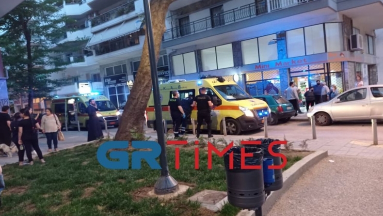 Γυναίκα έπεσε από τον τέταρτο όροφο στη Θεσσαλονίκη: Κρίσιμη η κατάστασή της