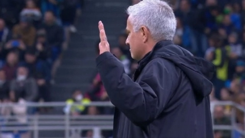 Μουρίνιο: Η τρομερή υποδοχή των Αλβανών με το πανό στην πλατεία «Μητέρα Τερέζα» (pic)