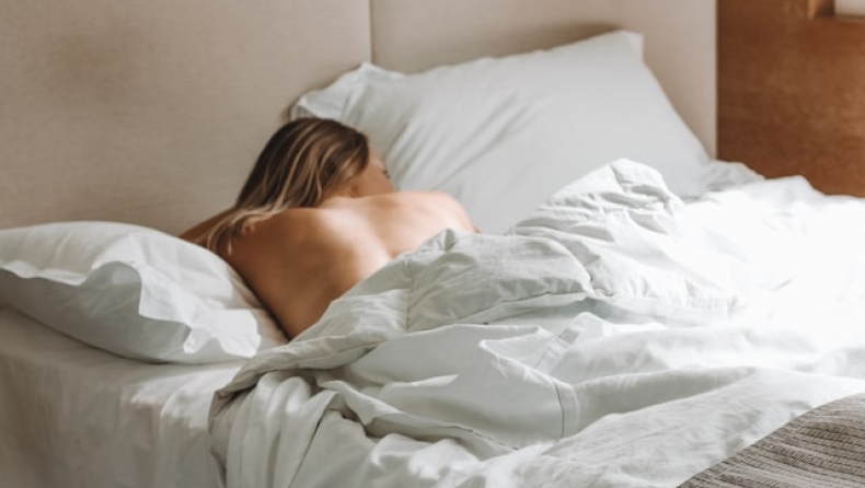 Ειδικός εξηγεί τον κύριο λόγο που δεν πρέπει να κοιμόμαστε γυμνοί (vid)