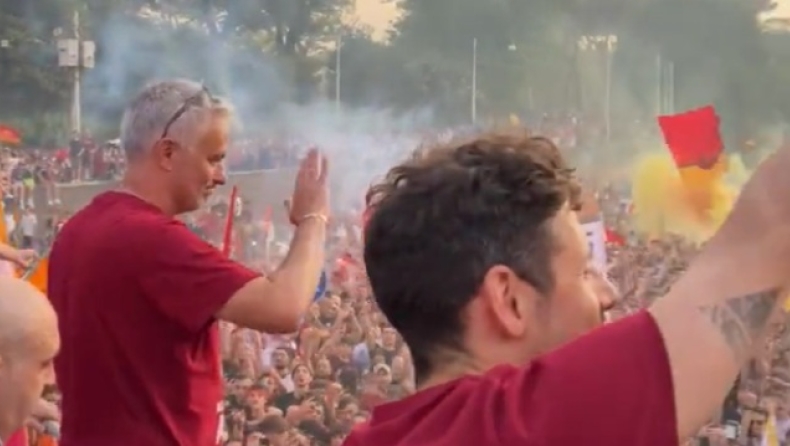 Ρόμα: Αποθέωση για Μουρίνιο στη θριαμβευτική παρέλαση τίτλου των Τζιαλορόσι (vid)