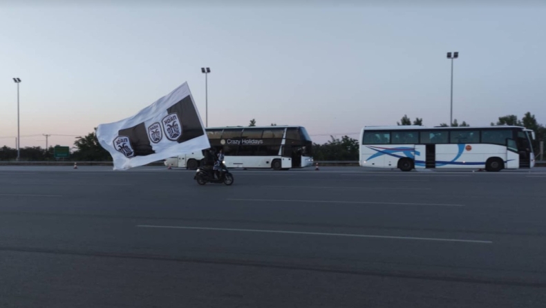 Οπαδός του ΠΑΟΚ κατεβαίνει στην Αθήνα με μηχανάκι και μία τεράστια σημαία να ανεμίζει (vid)