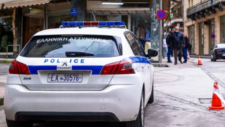 Αστυνομικός χτυπούσε την συντροφό του στην μέση του δρόμου: Πλακώθηκε με τους συναδέλφους του που τον συνέλαβαν