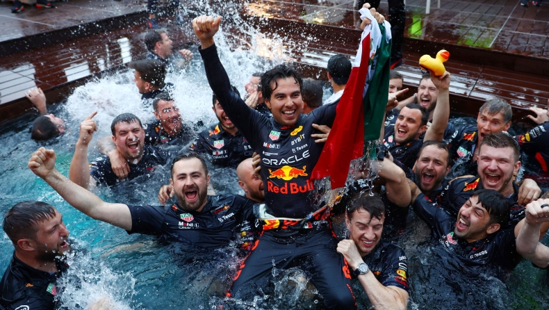 Formula 1, Μονακό: O Πέρεζ πανηγύρισε τη νίκη στο Μονακό με βουτιές στην πισίνα (vid)