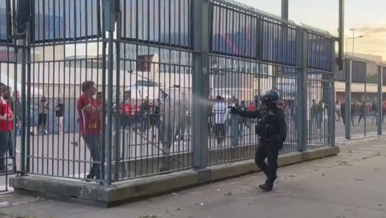 Λίβερπουλ - Ρεάλ Μαδρίτης: Αστυνομικός ψεκάζει με σπρέι πιπεριού οπαδούς των Reds που είχαν εισιτήριο (vid)