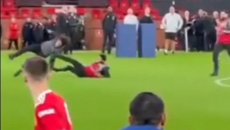 Μάντσεστερ Γιουνάιτεντ: To... τάκλιν του σεκιούριτι σε οπαδό που εισέβαλε στο «Ολντ Τράφορντ» (vid)