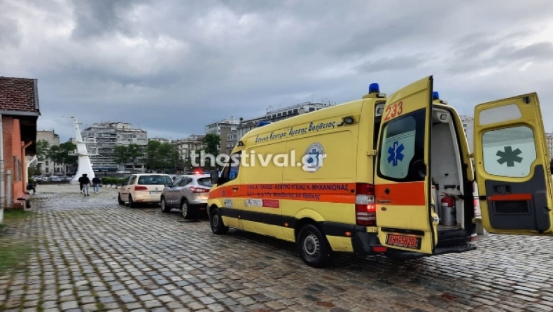 Μια γυναίκα έπεσε στον Θερμαϊκό και ένας 21χρονος βούτηξε και της έσωσε τη ζωή (vid)