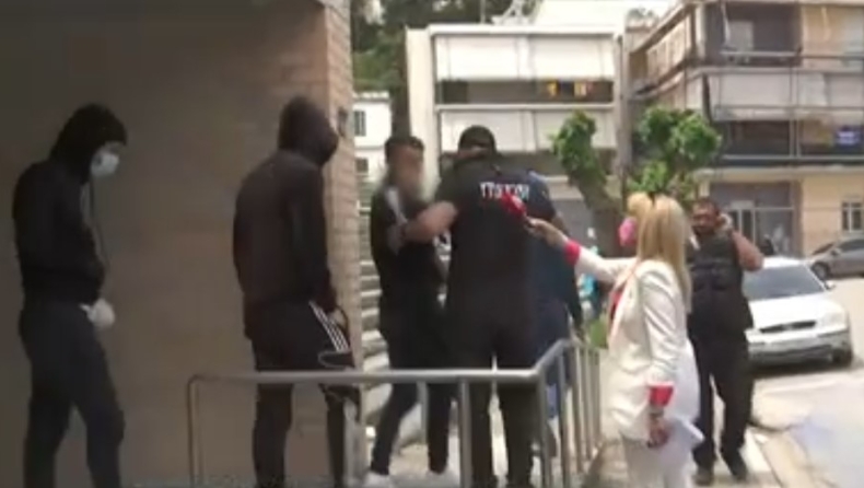 Ο Thug Slime έκανε άσεμνη χειρονομία σε δημοσιογράφο έξω από τα δικαστήρια Θήβας (vid)
