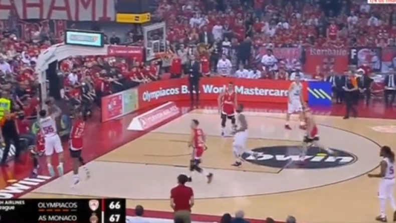 Ολυμπιακός - Μονακό: Ο Μάικ Τζέιμς νίκησε το χρονόμετρο από τα 6.75μ. στην εκπνοή του τρίτου δεκαλέπτου (vid)