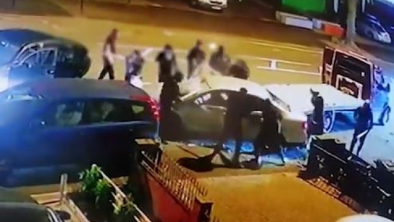  Σοκαριστικό βίντεο από το Μπέρμιγχαμ: Συμμορία έσπασε με ρόπαλο αυτοκίνητο και έστειλε δύο άτομα στο νοσοκομείο