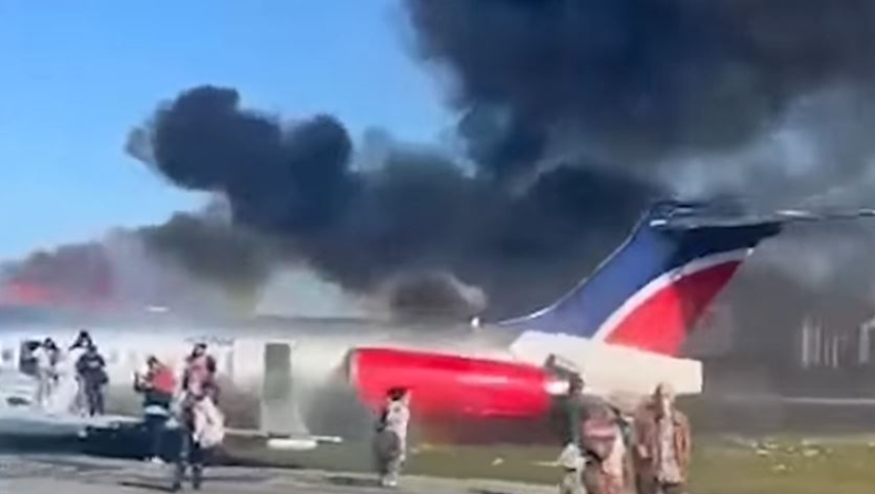 Σοκαριστικές εικόνες στο Μαϊάμι, αεροπλάνο προσγειώθηκε με την «κοιλιά» και πήρε φωτιά (vid)