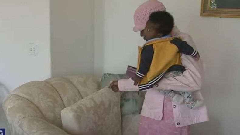 Γιαγιά στην Καλιφόρνια βρήκε 49.000 δολάρια σε καναπέ που της χάρισαν και τα επέστρεψε (vids)