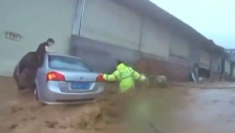 Δραματική διάσωση γυναίκας στην Κίνα που εγκλωβίστηκε στο αυτοκίνητό της από τις πλημμύρες (vid)