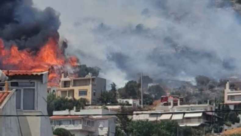 Φωτιά κοντά σε σπίτια στη Λούτσα, κινητοποίηση της πυροσβεστικής